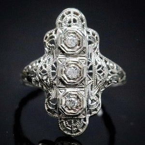 Vintage ring in white gold with diamonds