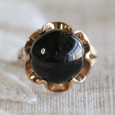 Vintage obsidian cabochon ring in yellow gold