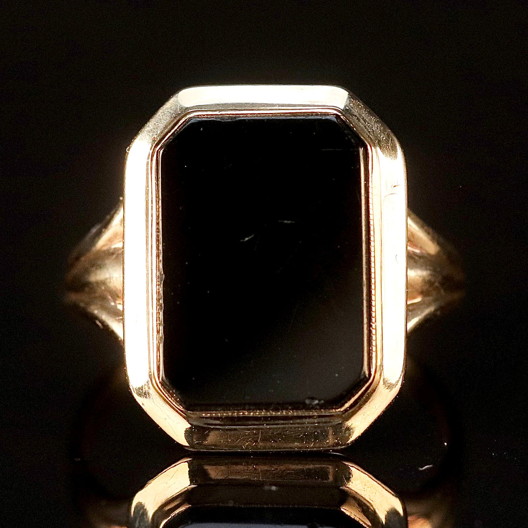 Vintage onyx ring in yellow gold