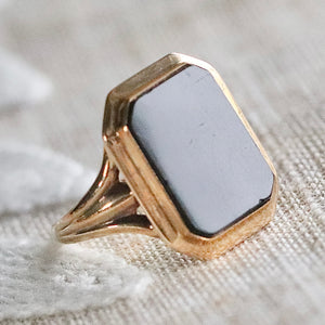 Vintage onyx ring in yellow gold