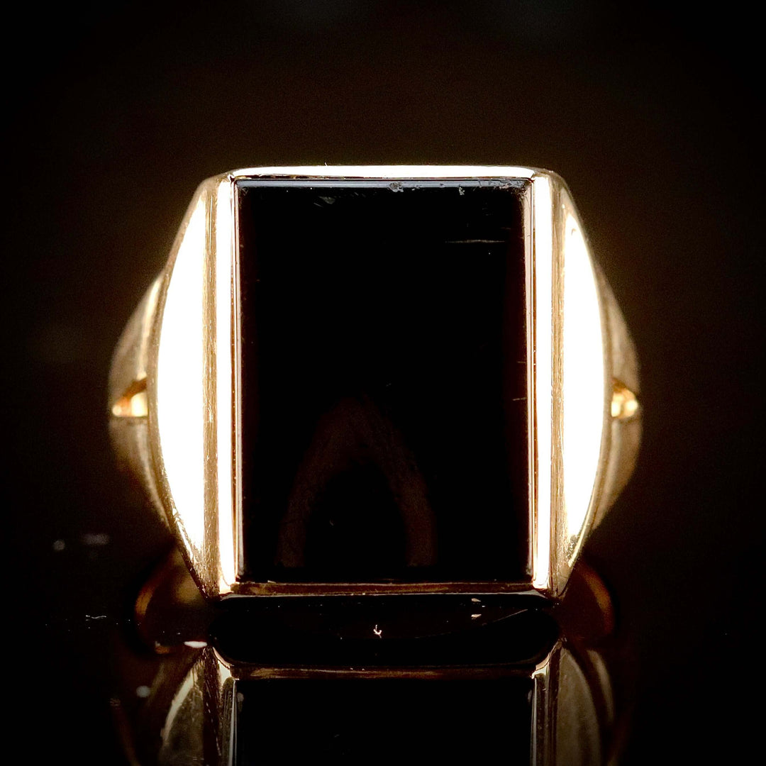 Vintage rectangular Onyx ring in yellow gold