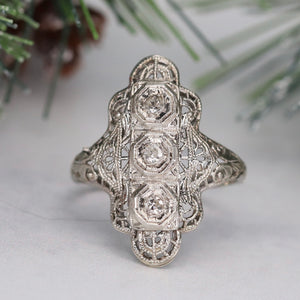 Vintage ring in white gold with diamonds