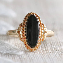 Load image into Gallery viewer, Classic oval onyx vintage ring in yellow gold