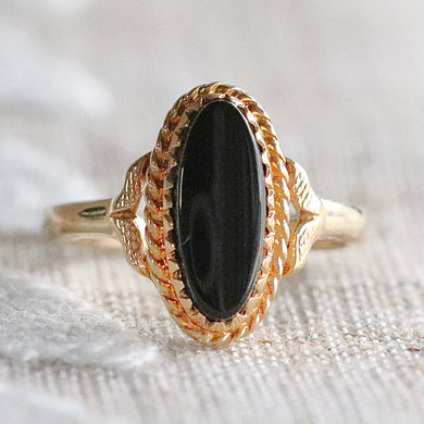 Classic oval onyx vintage ring in yellow gold