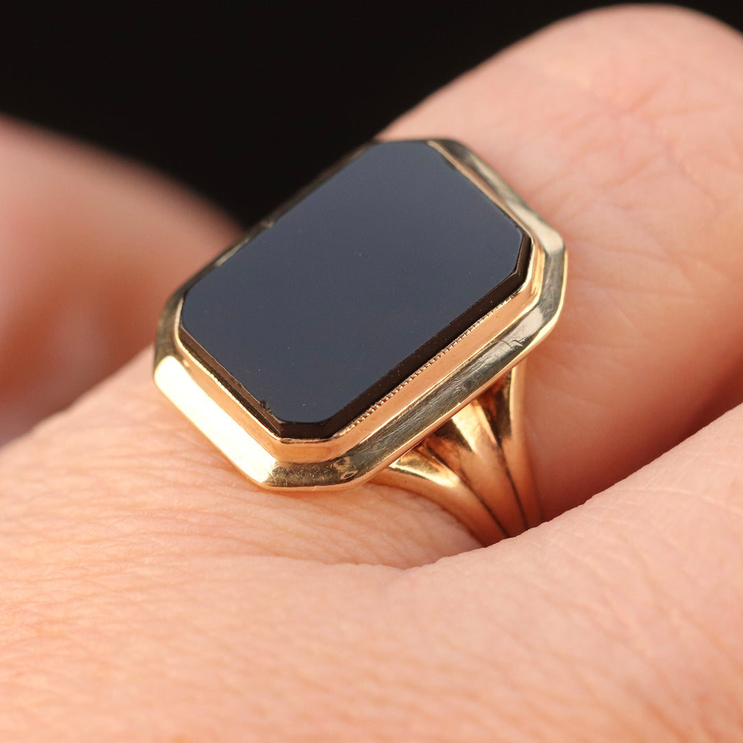 Vintage onyx ring in yellow gold