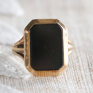 Vintage onyx ring in yellow gold