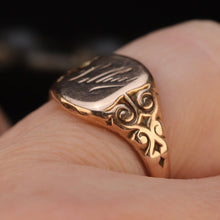 Load image into Gallery viewer, Vintage signet ring in rose gold from Manor Jewels