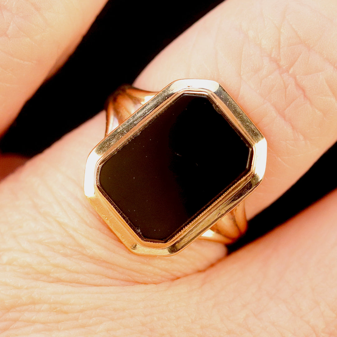 Vintage onyx ring in yellow gold