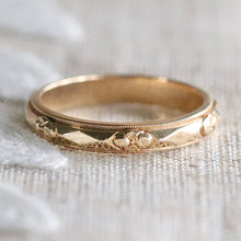 Load image into Gallery viewer, Vintage Art carved band in 14k yellow gold