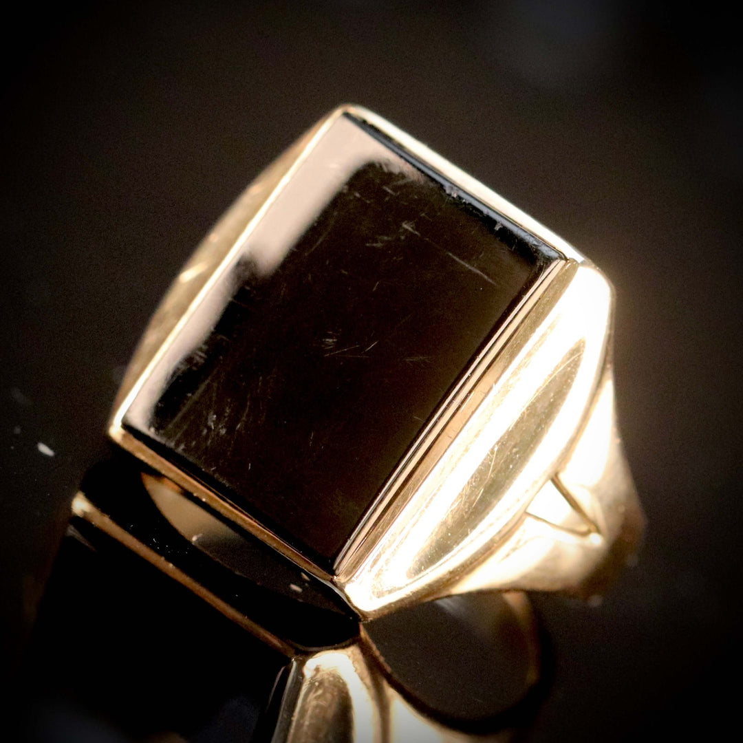 Vintage rectangular Onyx ring in yellow gold