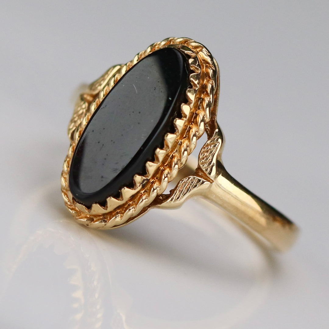 Classic oval onyx vintage ring in yellow gold