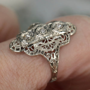 Vintage ring in white gold with diamonds