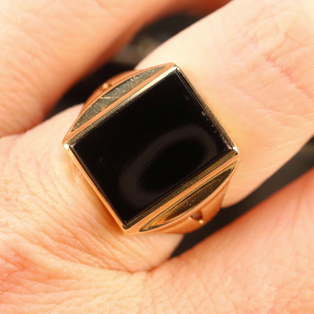 Vintage rectangular Onyx ring in yellow gold