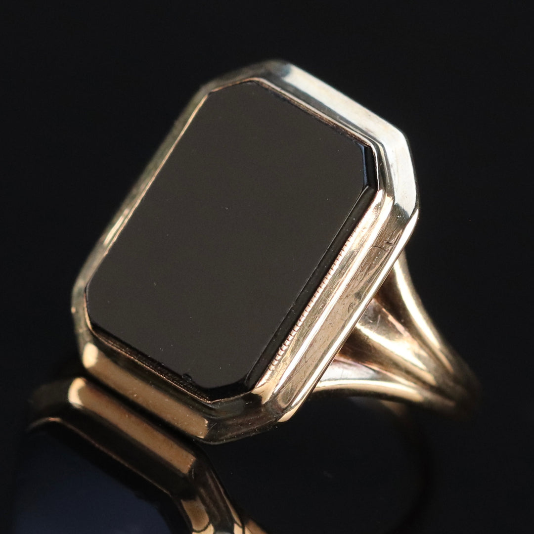 Vintage onyx ring in yellow gold