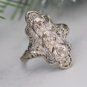 Vintage ring in white gold with diamonds