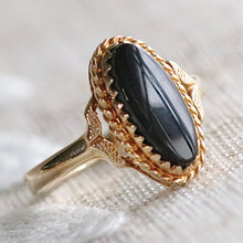 Load image into Gallery viewer, Classic oval onyx vintage ring in yellow gold