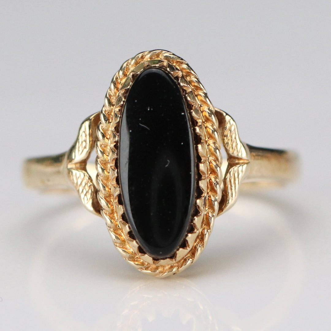 Classic oval onyx vintage ring in yellow gold