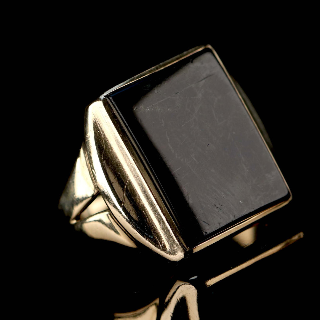 Vintage rectangular Onyx ring in yellow gold