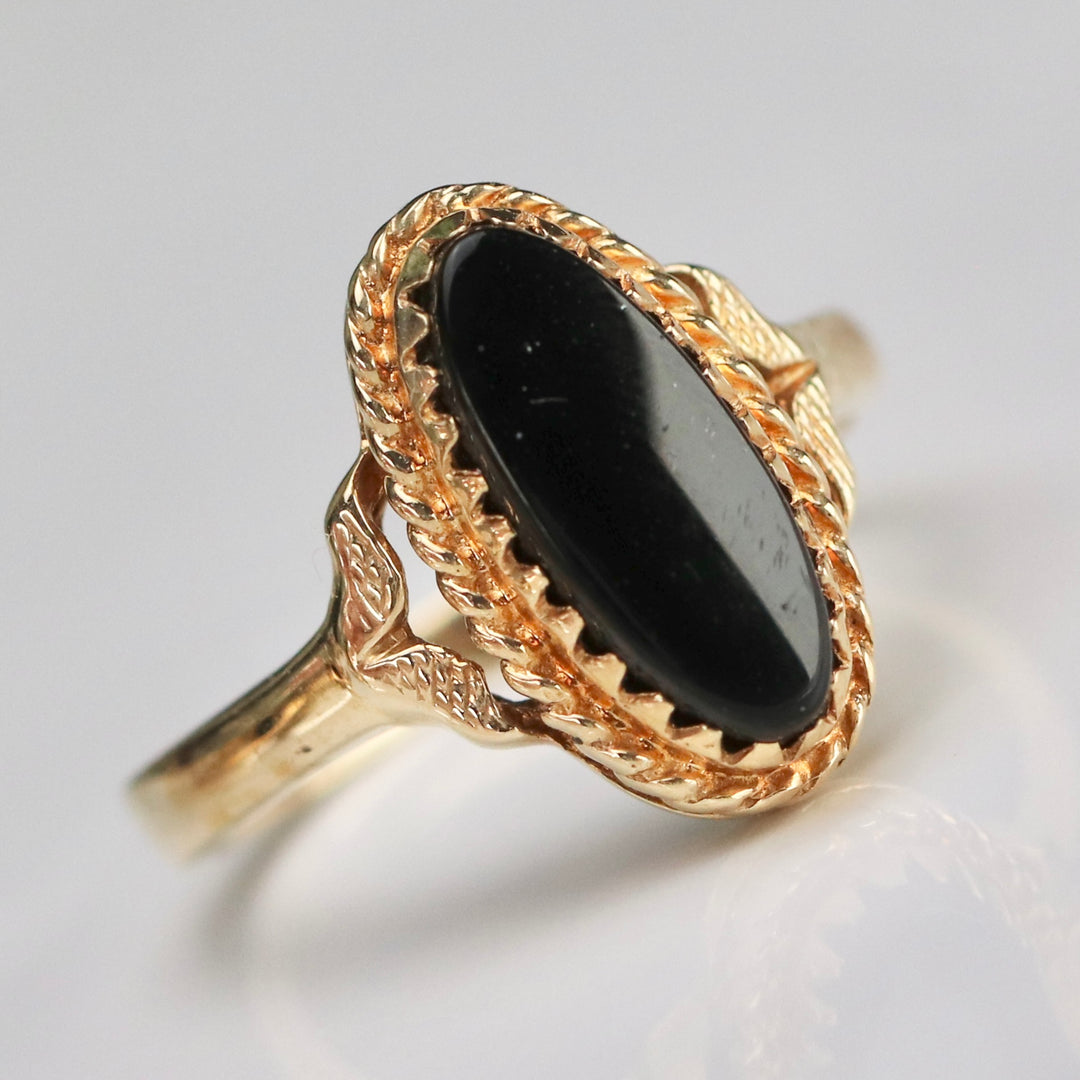 Classic oval onyx vintage ring in yellow gold