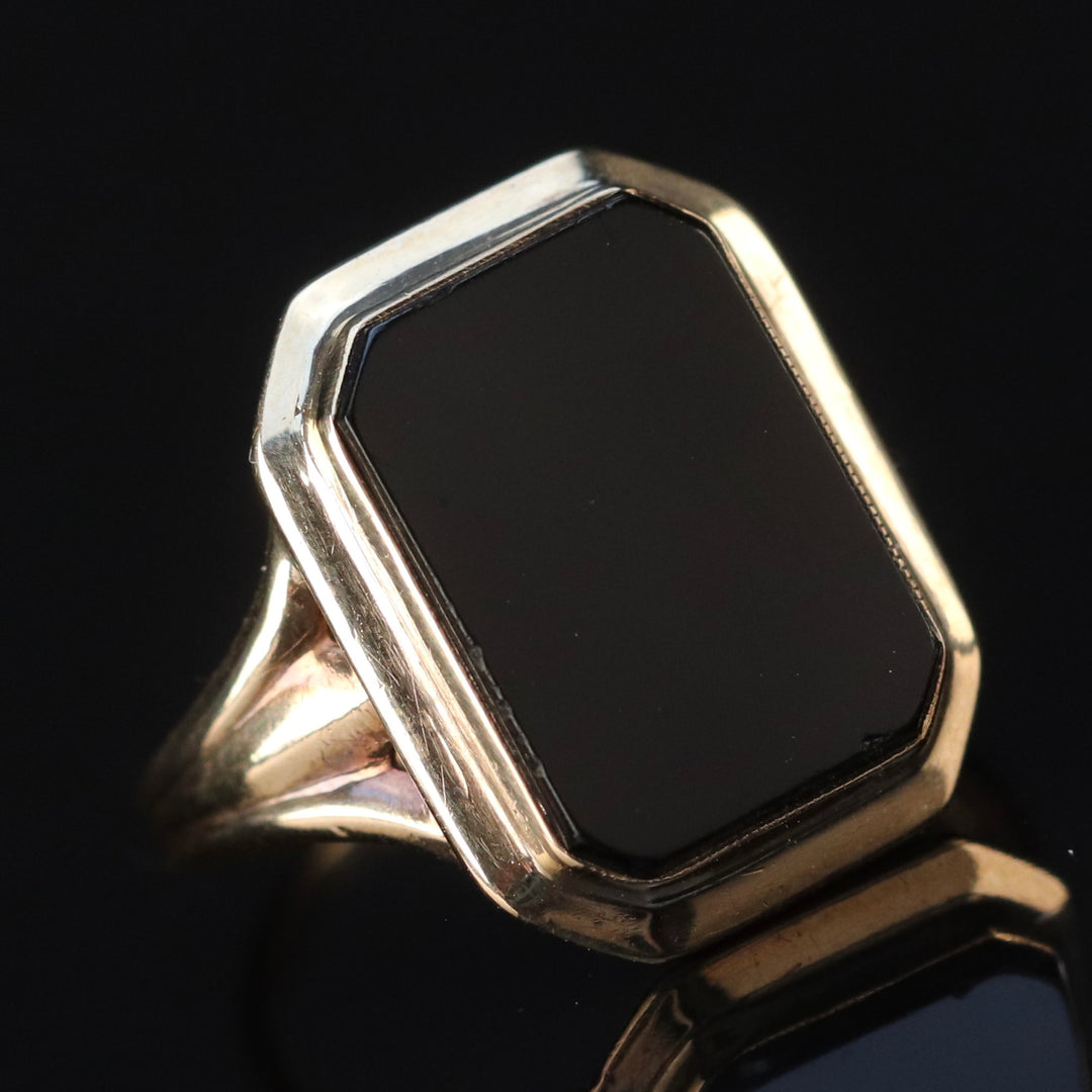 Vintage onyx ring in yellow gold