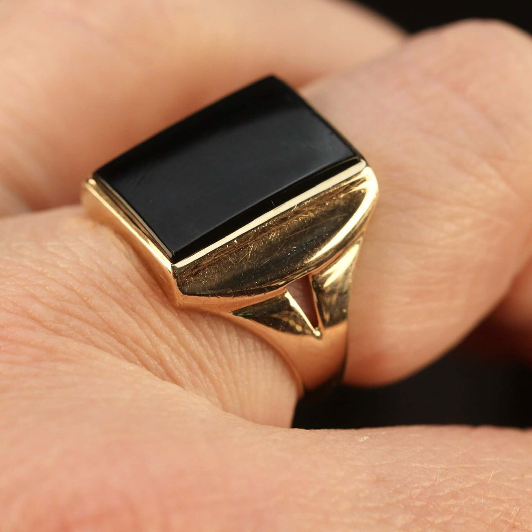 Vintage rectangular Onyx ring in yellow gold