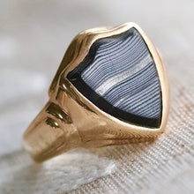 Load image into Gallery viewer, Vintage shield shaped banded agate (onyx family) ring in yellow gold