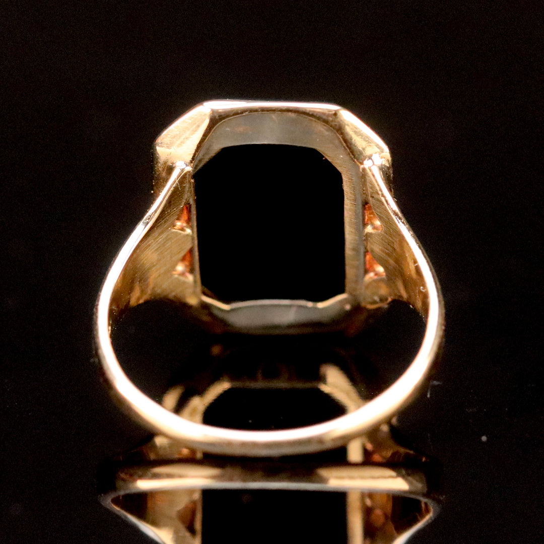 Vintage onyx ring in yellow gold