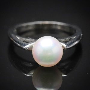 Vintage pearl ring in white gold from Manor Jewels