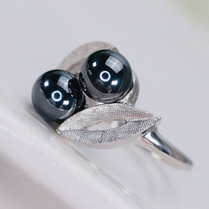 Vintage ring with hematite in white gold