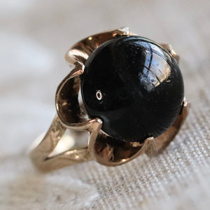 Vintage obsidian cabochon ring in yellow gold