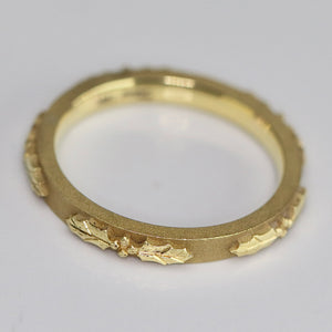 David Klass 18k yellow gold holly band