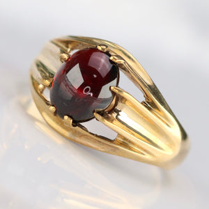 Vintage Cabochon garnet ring in yellow gold