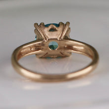 Load image into Gallery viewer, Vintage Blue zircon solitaire in yellow gold