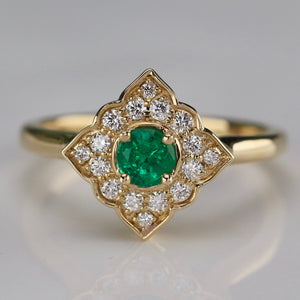 Emerald and diamond ring in 14k yellow gold