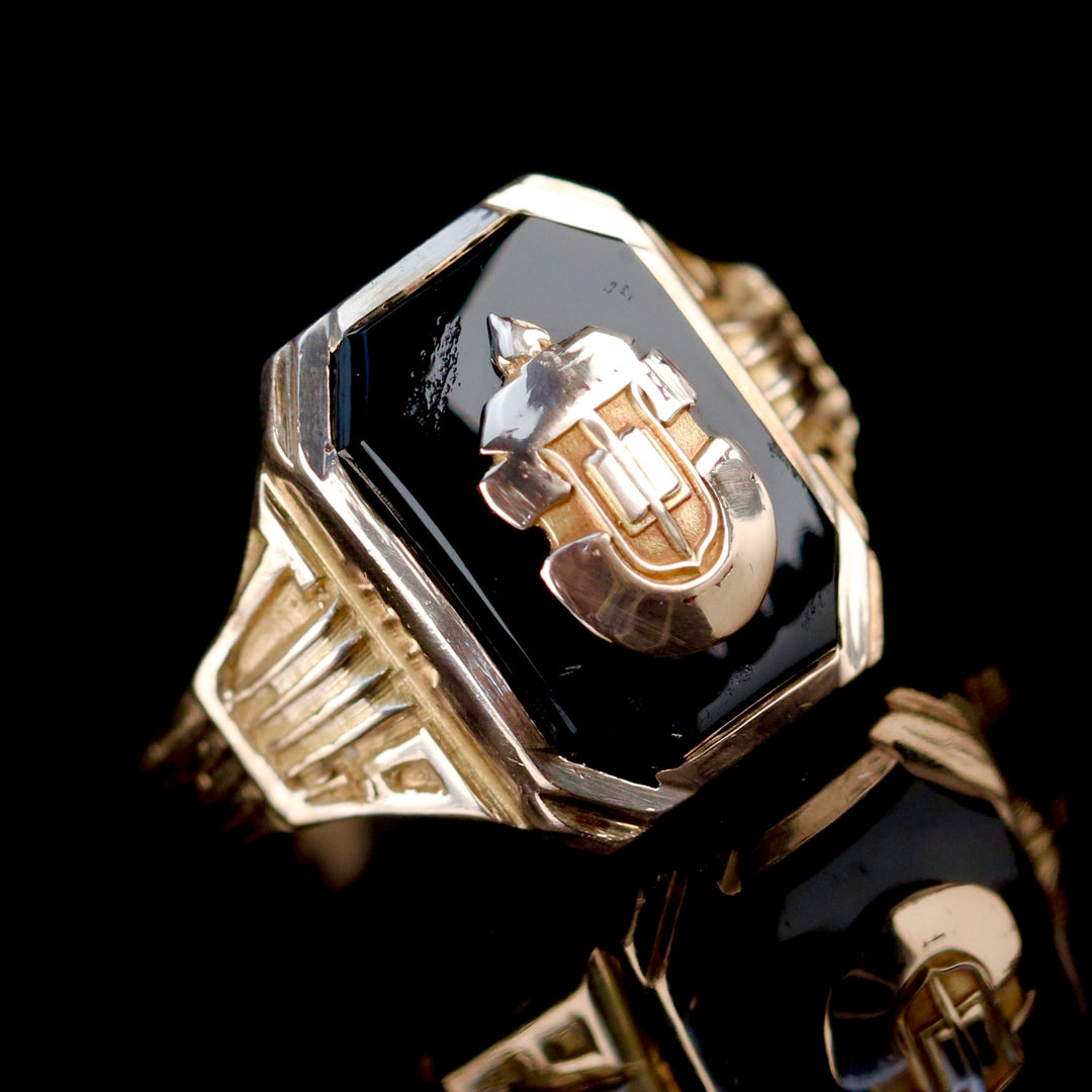 Vintage Onyx ring with shield in yellow gold