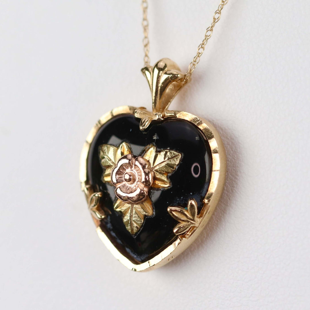 Vintage onyx heart shaped necklace in tri-tone gold