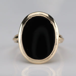 Classic onyx ring in yellow gold