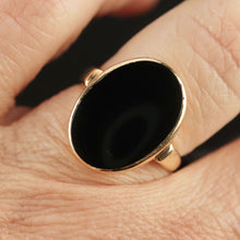 Load image into Gallery viewer, Classic oval onyx vintage ring in yellow gold