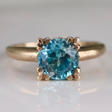 Load image into Gallery viewer, Vintage Blue zircon solitaire in yellow gold