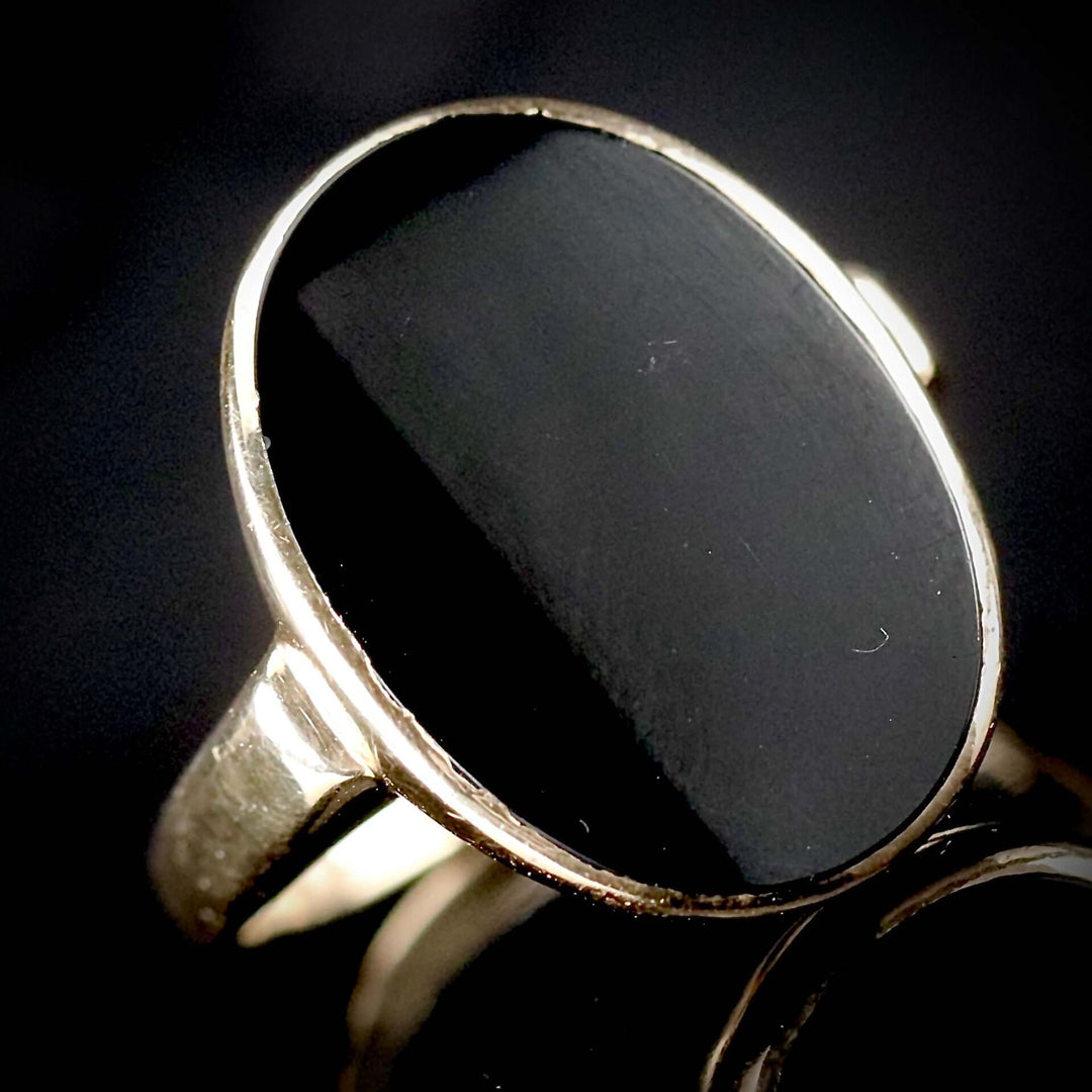 Classic oval onyx vintage ring in yellow gold