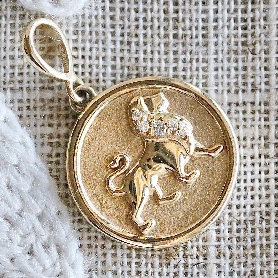 Leo medallion pendant with lion and diamonds in 14k yellow gold