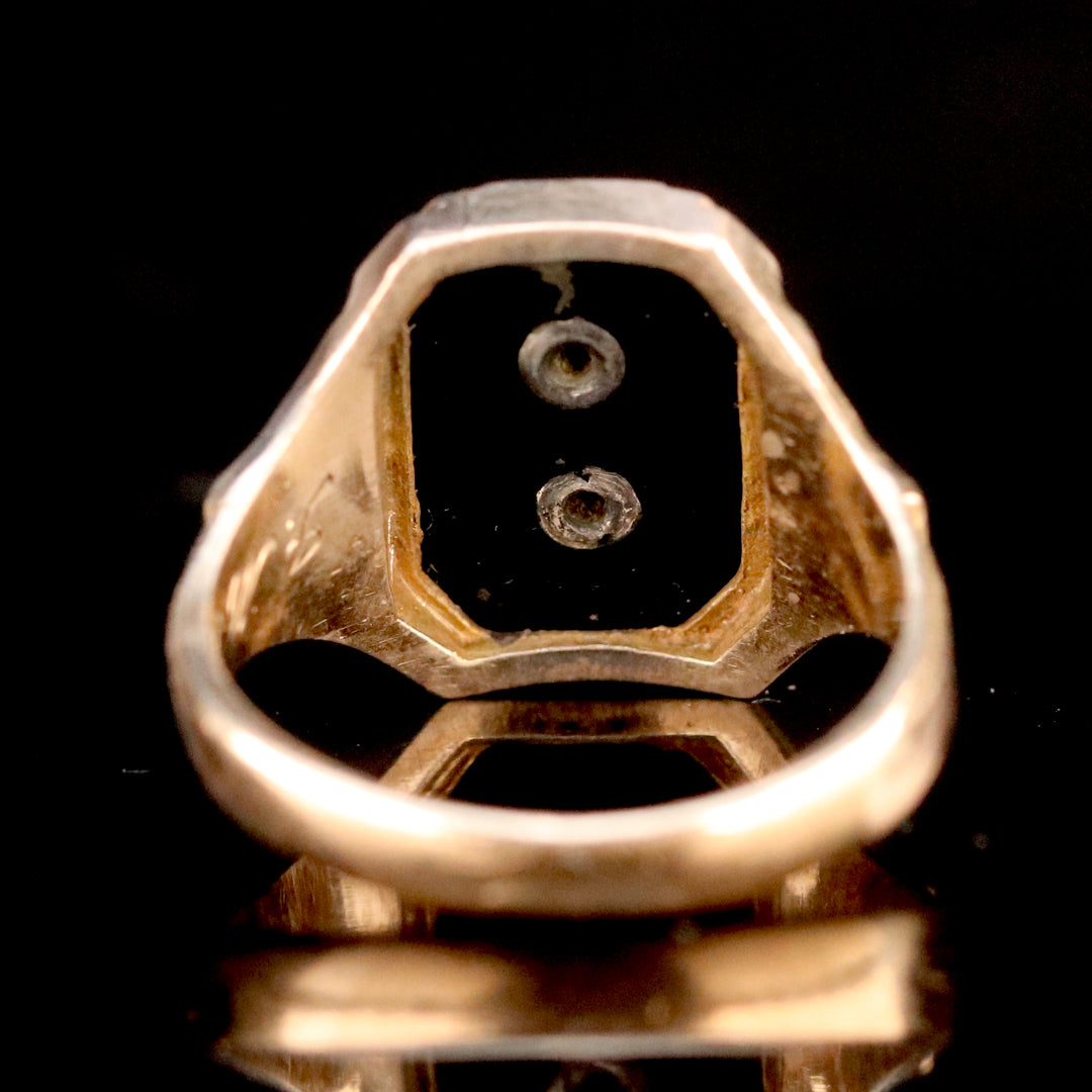 Vintage Onyx ring with shield in yellow gold