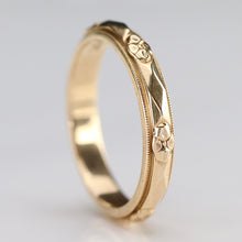 Load image into Gallery viewer, Vintage Art carved band in 14k yellow gold