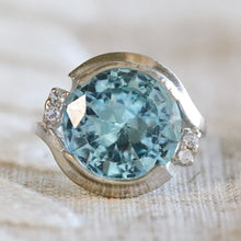 Load image into Gallery viewer, Large blue spinel in white gold ring