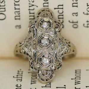 Vintage ring in white gold with diamonds