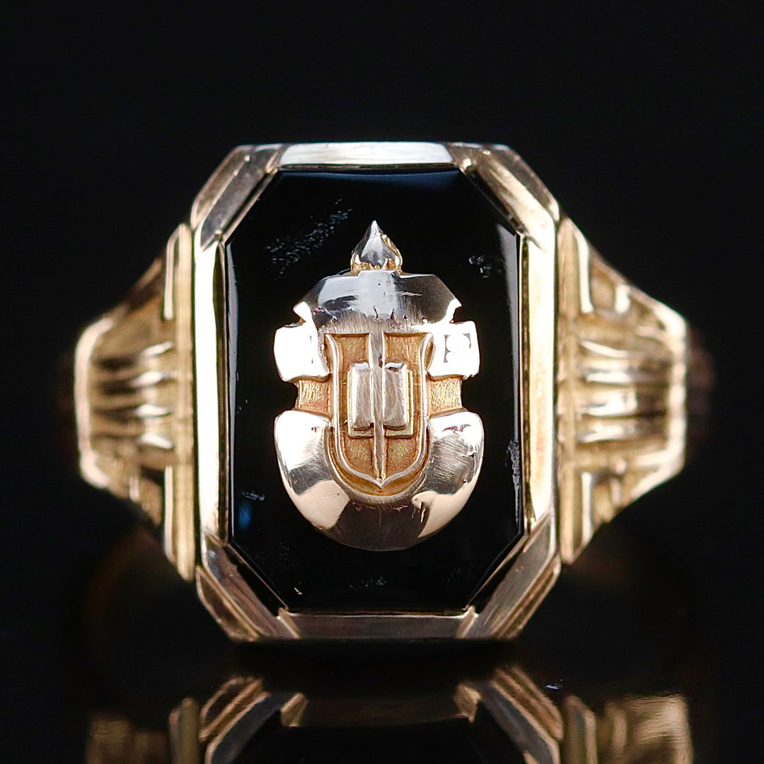 Vintage Onyx ring with shield in yellow gold