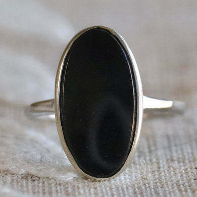 Classic oval onyx vintage ring in white gold