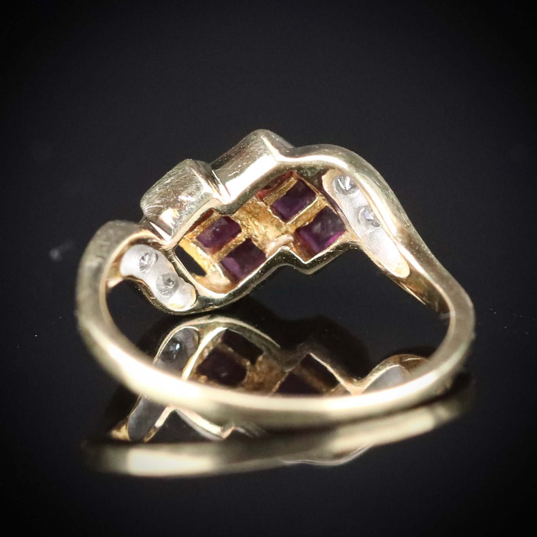 Vintage Ruby and diamond ring in 14k yellow gold