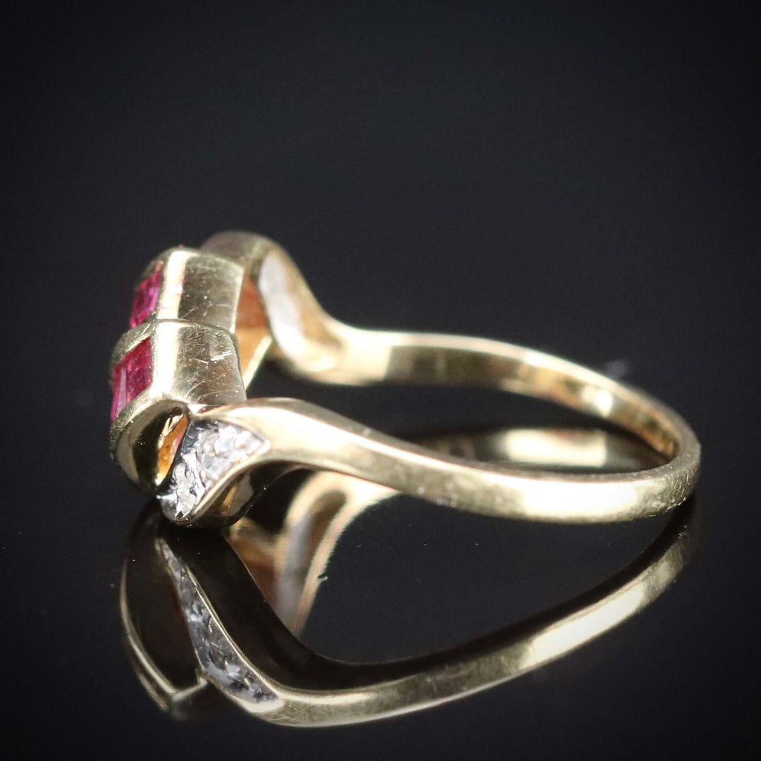 Vintage Ruby and diamond ring in 14k yellow gold