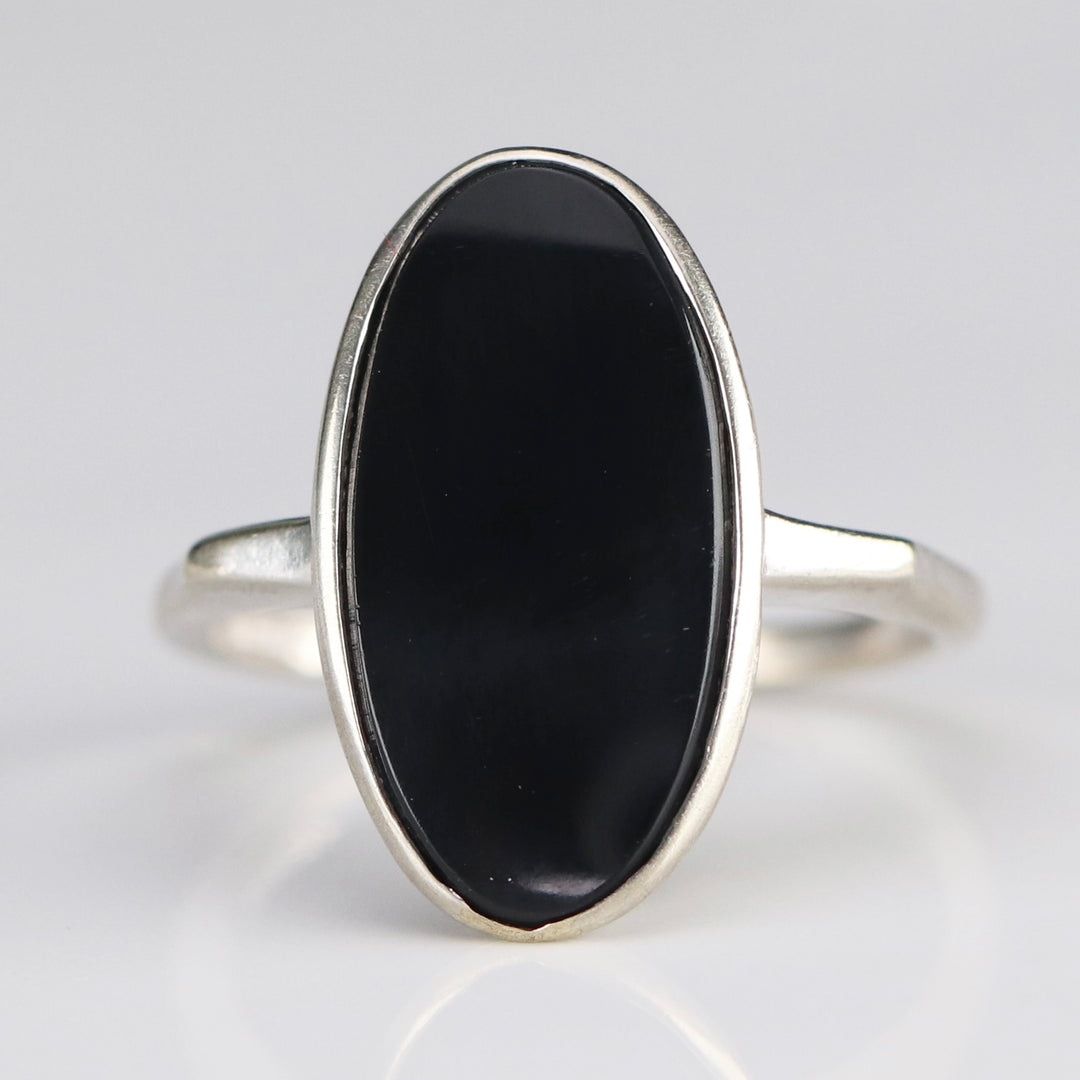 Classic oval onyx vintage ring in white gold